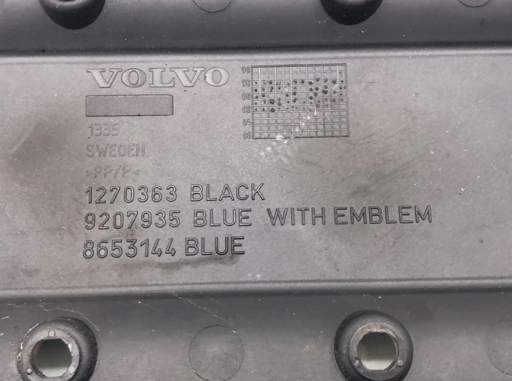 Декоративная крышка двигателя бу для Volvo V70  2.4 i,  2002 г.