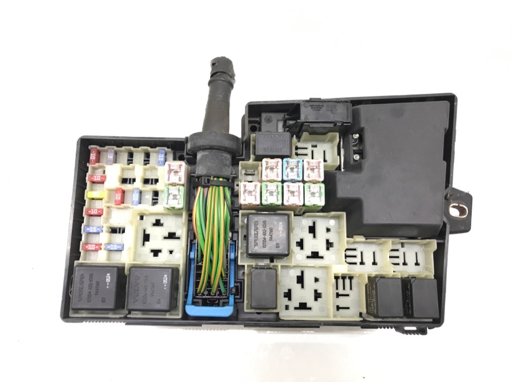 Блок предохранителей бу для Volvo S40  1.6 TD,  2005 г.