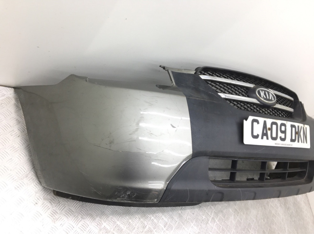 Бампер передний бу для Kia Carens 2 2.0 i,  2009 г.