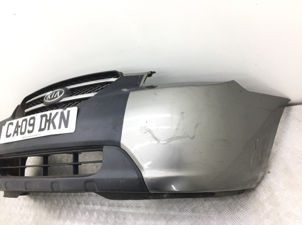 Бампер передний бу для Kia Carens 2 2.0 i,  2009 г.