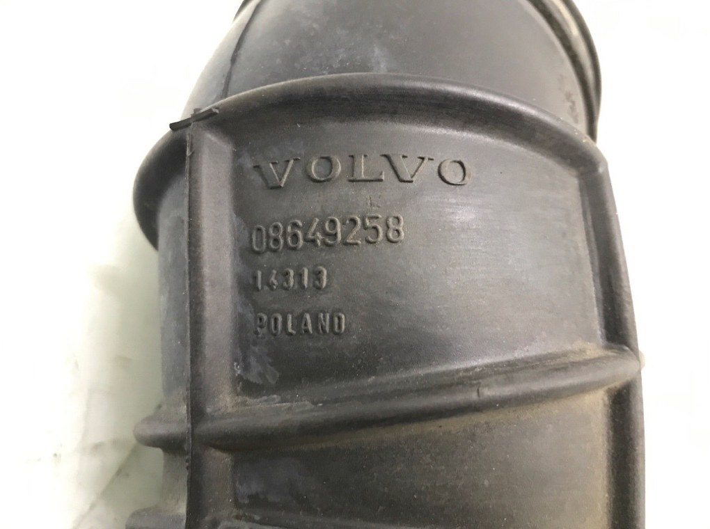 Патрубок воздушного фильтра бу для Volvo V70  2.4 i,  2002 г.