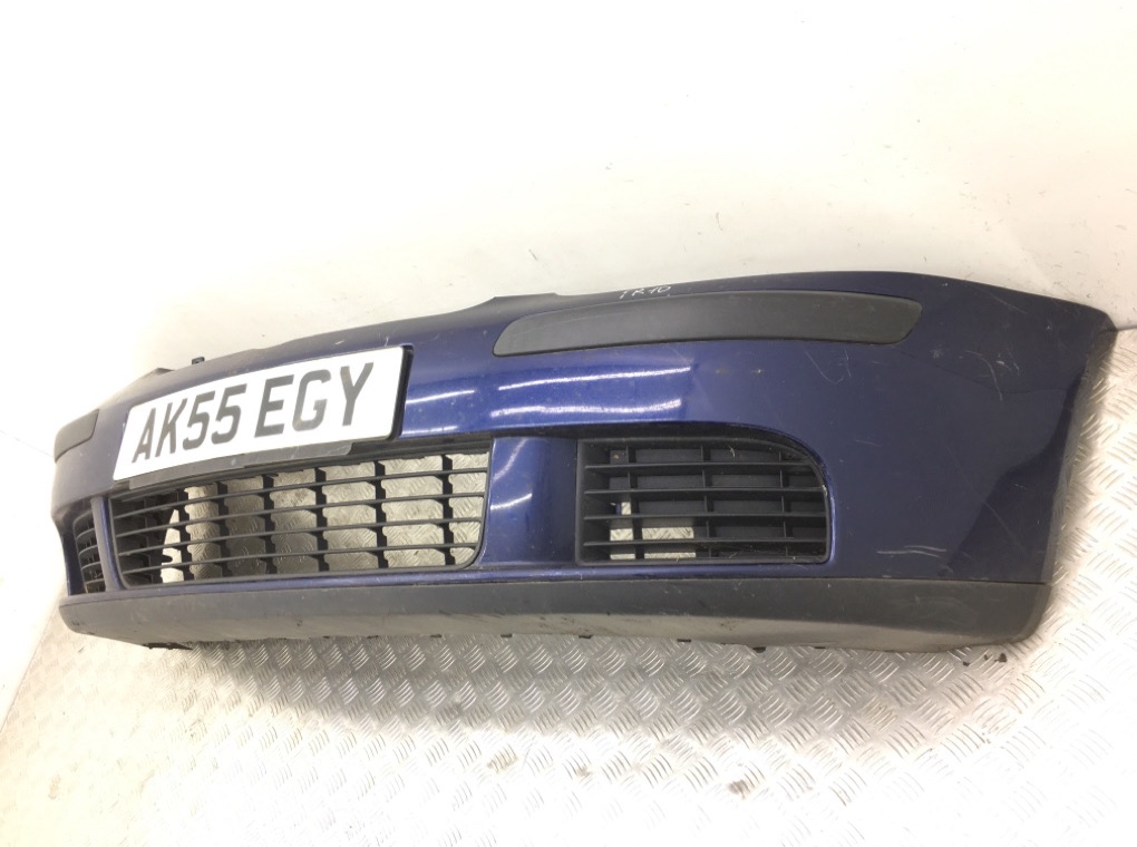 Бампер передний бу для Volkswagen Golf 5 1.9 TDi, 2005 г. Бампер передний бу для Volkswagen Golf 5 1.9 TDi, 2005 г.