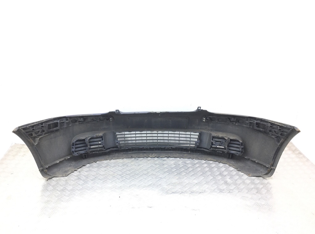 Бампер передний бу для Volkswagen Golf 5 1.9 TDi, 2005 г. Бампер передний бу для Volkswagen Golf 5 1.9 TDi, 2005 г.