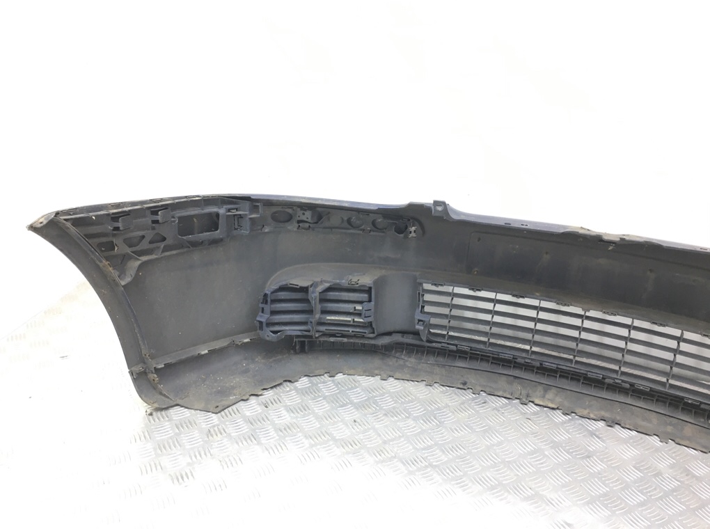 Бампер передний бу для Volkswagen Golf 5 1.9 TDi, 2005 г. Бампер передний бу для Volkswagen Golf 5 1.9 TDi, 2005 г.