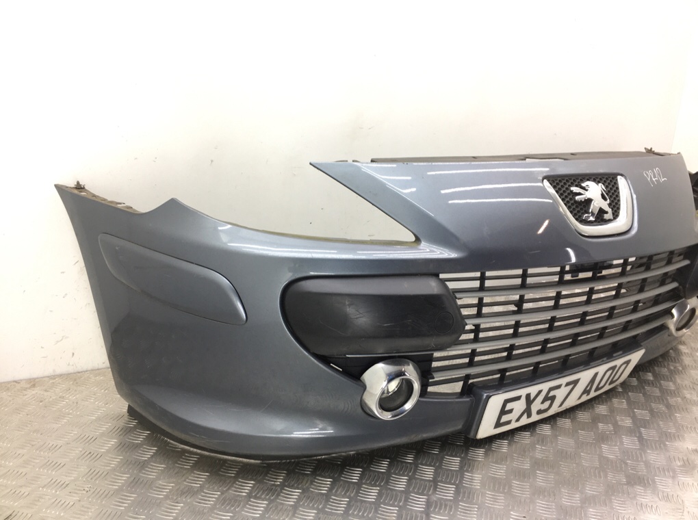 Бампер передний бу для Peugeot 307  1.6 i,  2007 г.