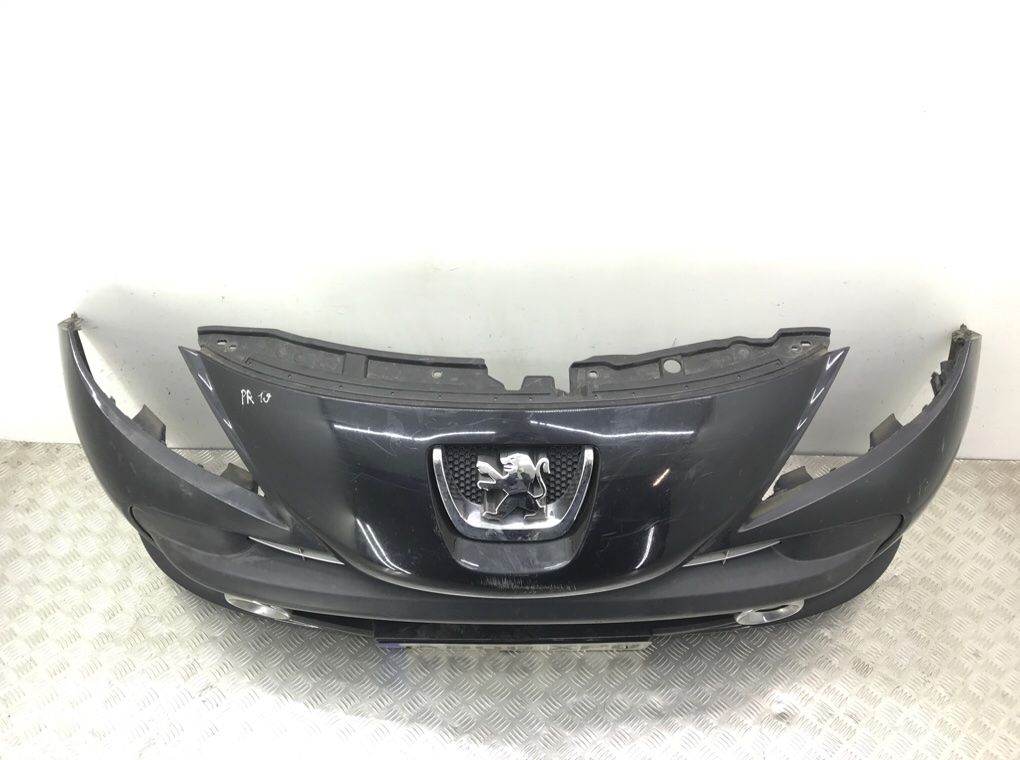 Бампер передний бу для Peugeot 207  1.4 i,  2008 г.