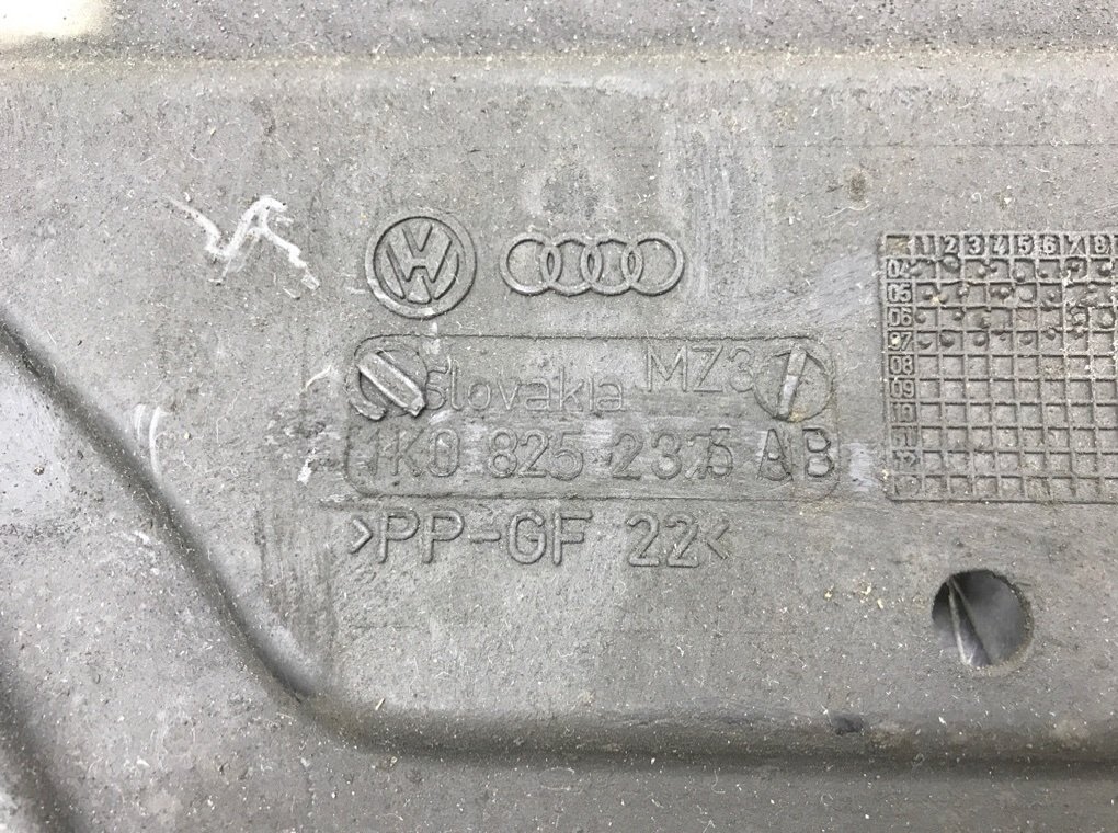 Защита двигателя бу для Volkswagen Golf 5 1.6 FSI,  2007 г.
