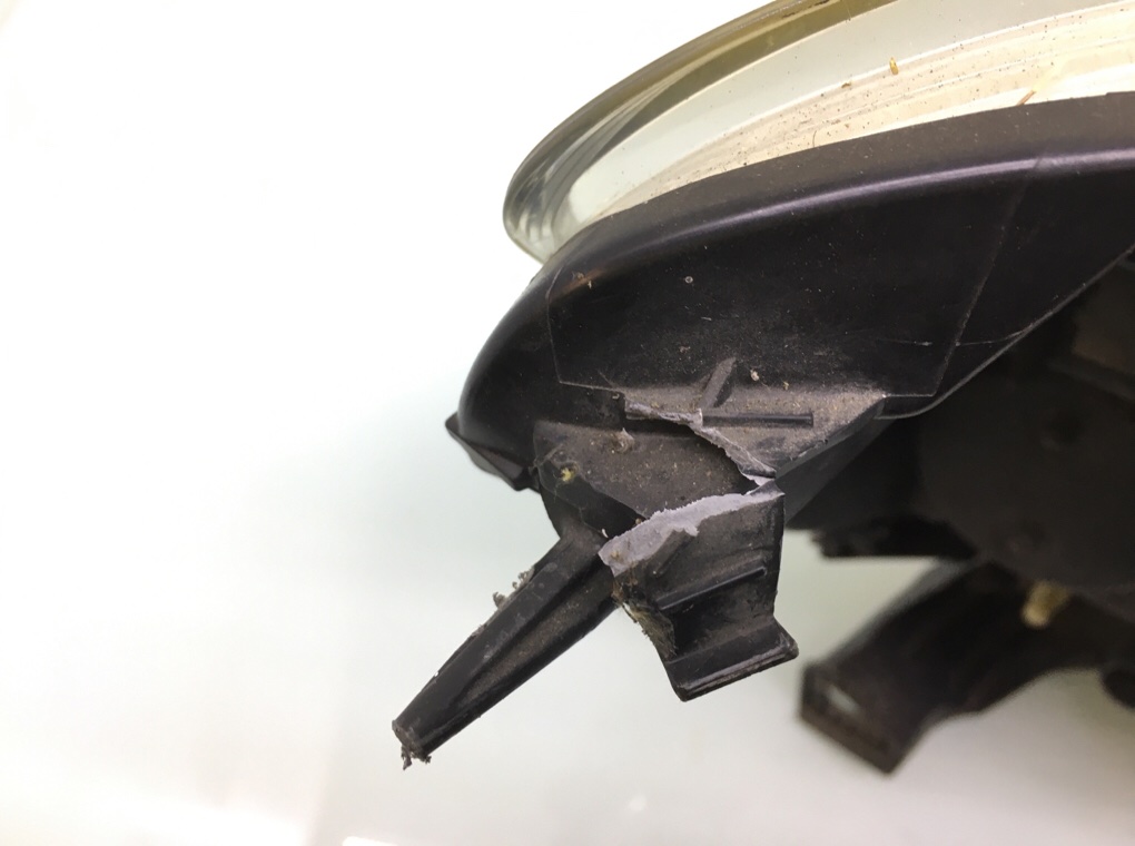 Фара левая бу для Renault Clio  1.5 DCi,  2009 г.