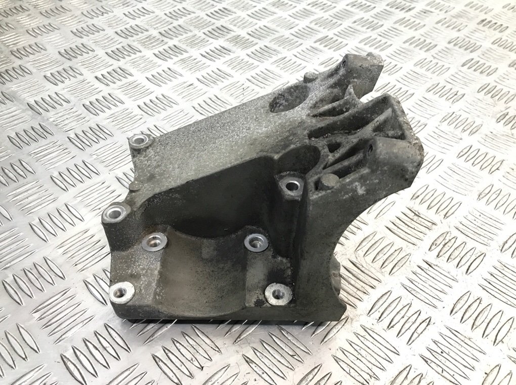 Кронштейн компрессора кондиционера бу для Ford Focus 3 1.6 i, 2012 г.