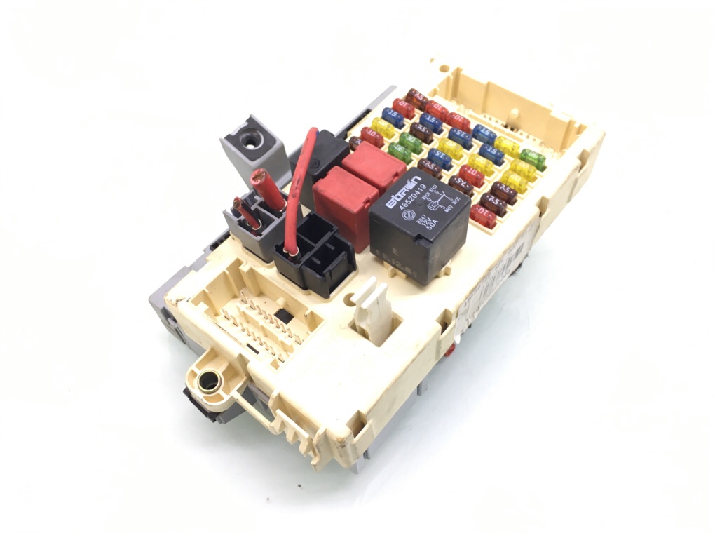 Блок предохранителей бу для Alfa Romeo 147  1.6 i,  2002 г.