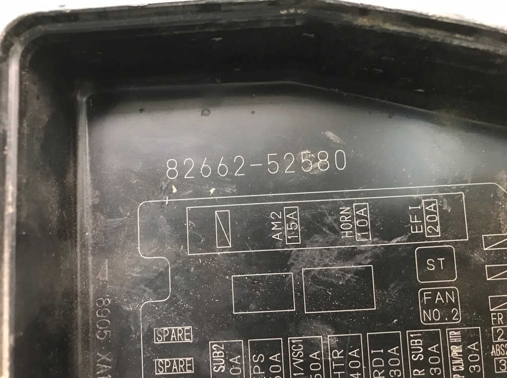 Блок предохранителей бу для Toyota Yaris XP9 1.3 i, 2010 г. Блок предохранителей бу для Toyota Yaris XP9 1.3 i, 2010 г.