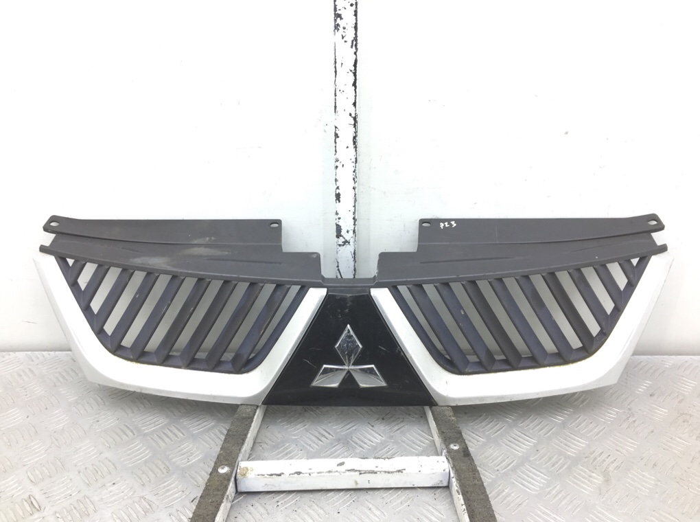 Решетка радиатора бу для Mitsubishi Outlander 2.0 DiD, 2007 г.