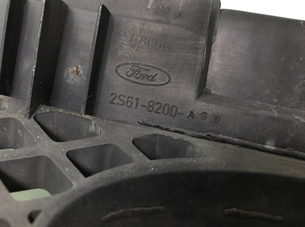 Решетка радиатора бу для Ford Fiesta 5 1.4 i,  2002 г.