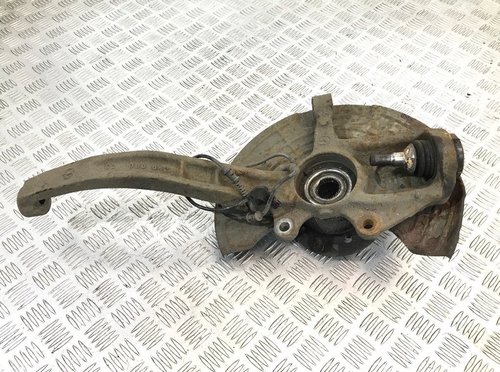 Кулак поворотный левый бу для Mercedes ML W164 3.0 CDi, 2005 г. Кулак поворотный левый бу для Mercedes ML W164 3.0 CDi, 2005 г.