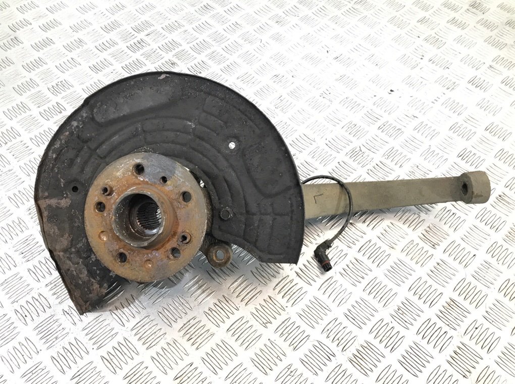 Кулак поворотный левый бу для Mercedes ML W164 3.0 CDi, 2005 г. Кулак поворотный левый бу для Mercedes ML W164 3.0 CDi, 2005 г.