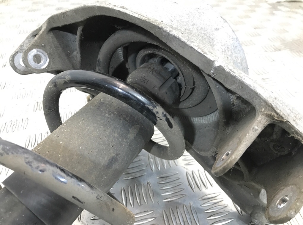 Стойка передняя правая бу для Audi A5  2.0 TDi,  2011 г.