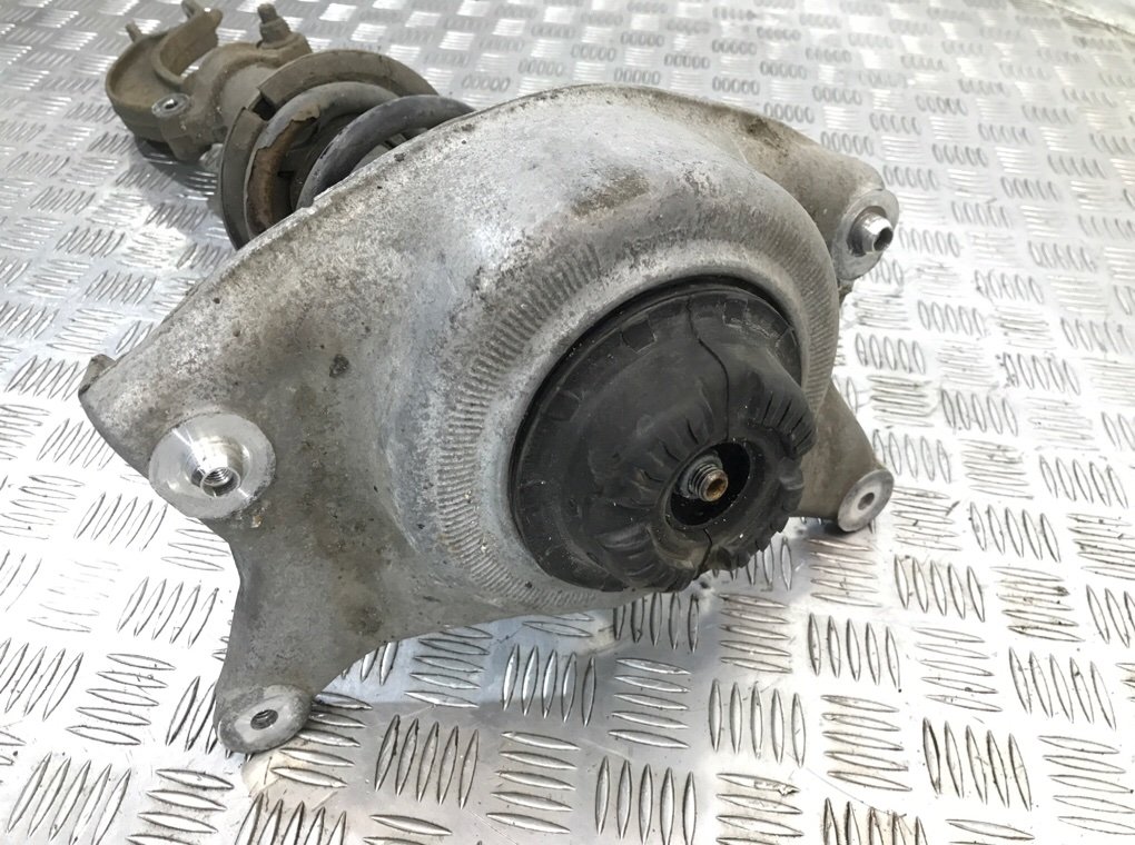 Стойка передняя правая бу для Audi A5  2.0 TDi,  2011 г.