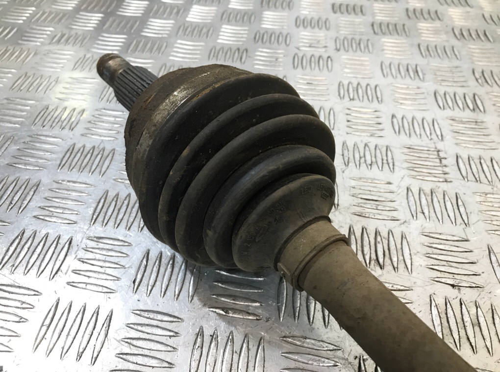 Полуось передняя левая (приводной вал, ШРУС) бу для Volkswagen Touareg  3.0 TDi,  2006 г.