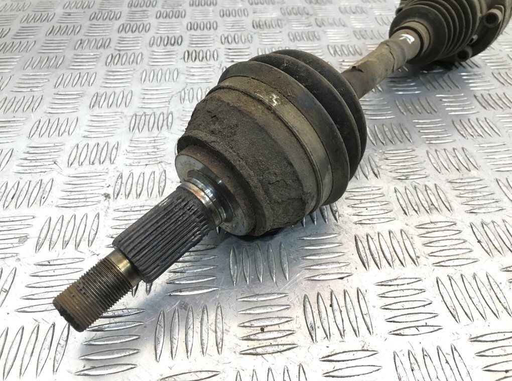 Полуось передняя правая (приводной вал, ШРУС) бу для Volkswagen Touareg  3.0 TDi,  2006 г.