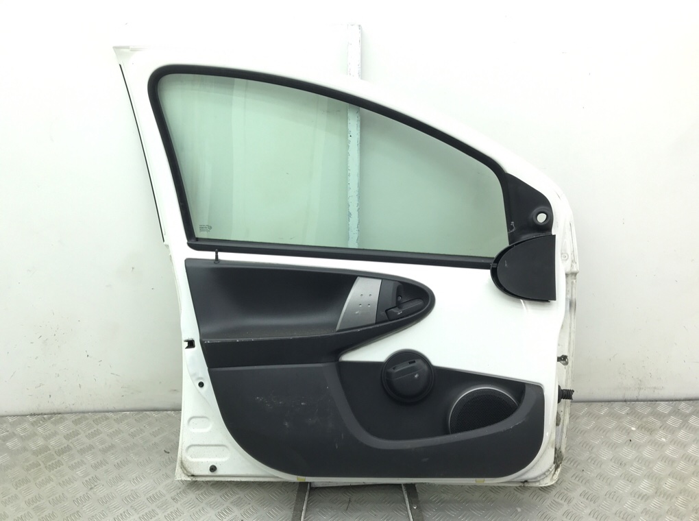 Дверь передняя левая бу для Toyota Aygo  1.0 i,  2013 г.