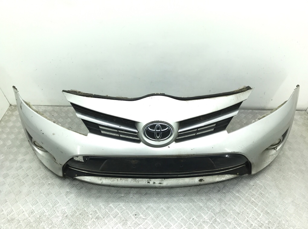 Бампер передний бу для Toyota Verso  1.6 TD,  2014 г.