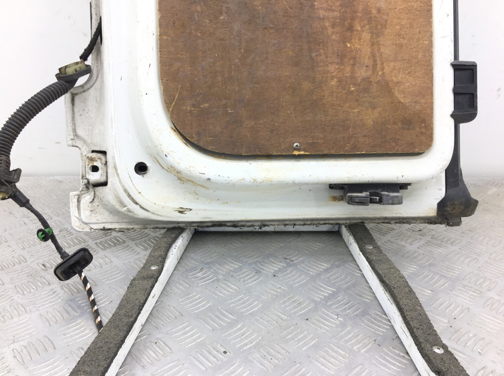 Дверь задняя распашная правая бу для Volkswagen Caddy  1.9 TDi,  2008 г.