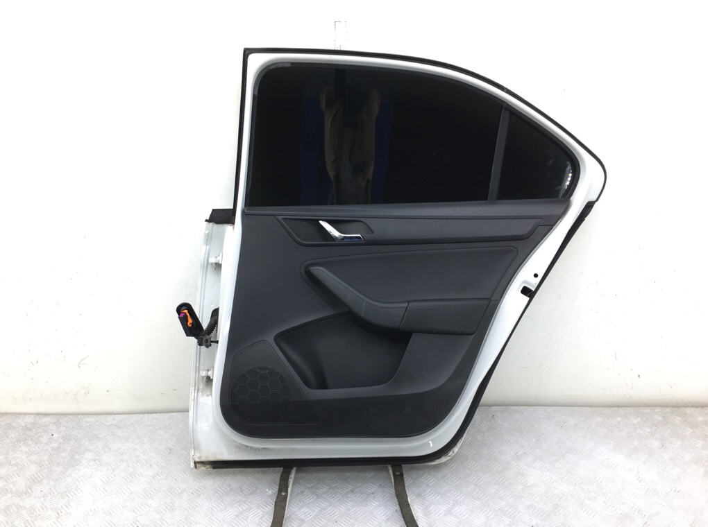 Дверь задняя правая бу для Skoda Rapid 1.2 TSI, 2014 г. Дверь задняя правая бу для Skoda Rapid 1.2 TSI, 2014 г.