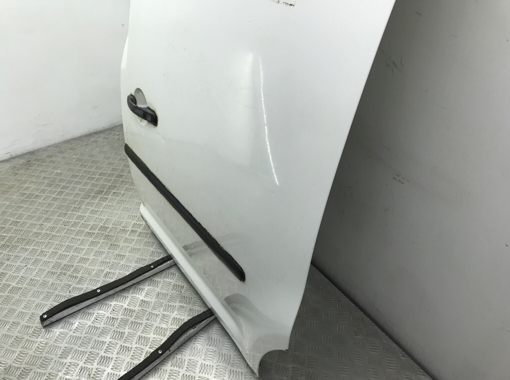 Дверь сдвижная левая бу для Volkswagen Caddy 1.9 TDi, 2008 г. Дверь сдвижная левая бу для Volkswagen Caddy 1.9 TDi, 2008 г.