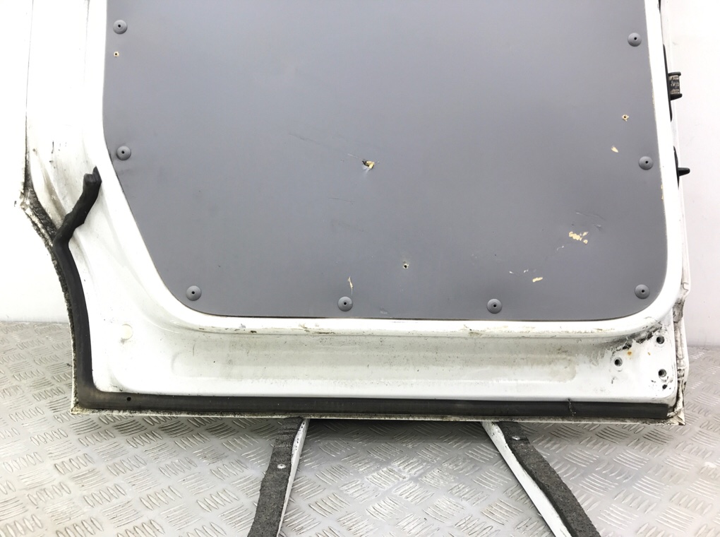 Дверь сдвижная левая бу для Volkswagen Caddy 1.9 TDi, 2008 г. Дверь сдвижная левая бу для Volkswagen Caddy 1.9 TDi, 2008 г.