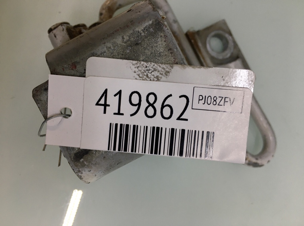 Петля двери передней левой бу для Volkswagen Caddy  1.9 TDi,  2008 г.