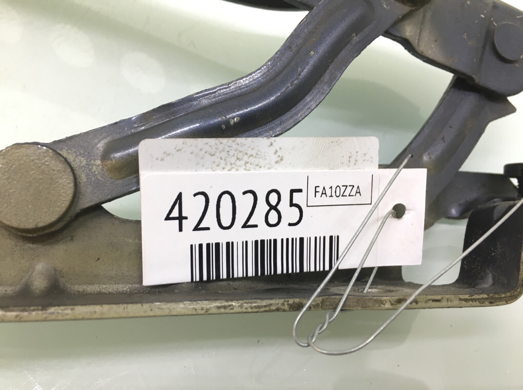 Петля капота левая бу для Skoda Octavia A5 1.4 TFSI,  2010 г.