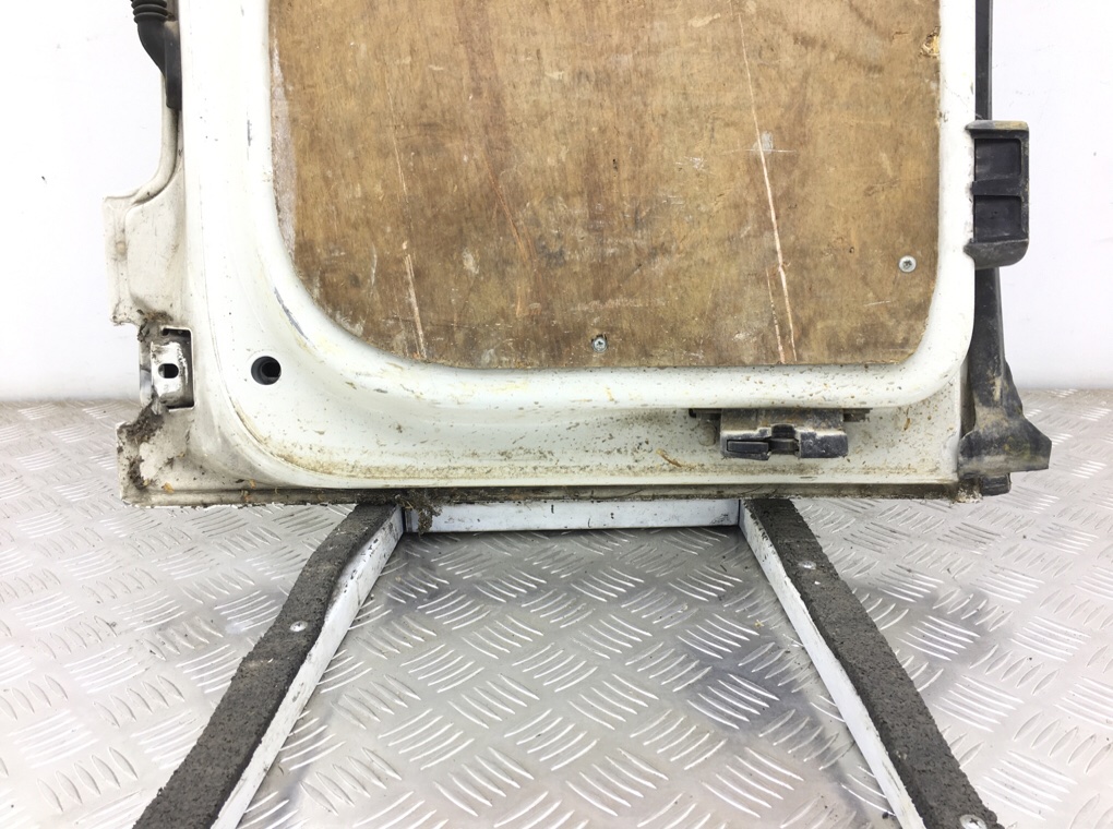 Дверь задняя распашная правая бу для Volkswagen Caddy  1.9 TDi,  2005 г.