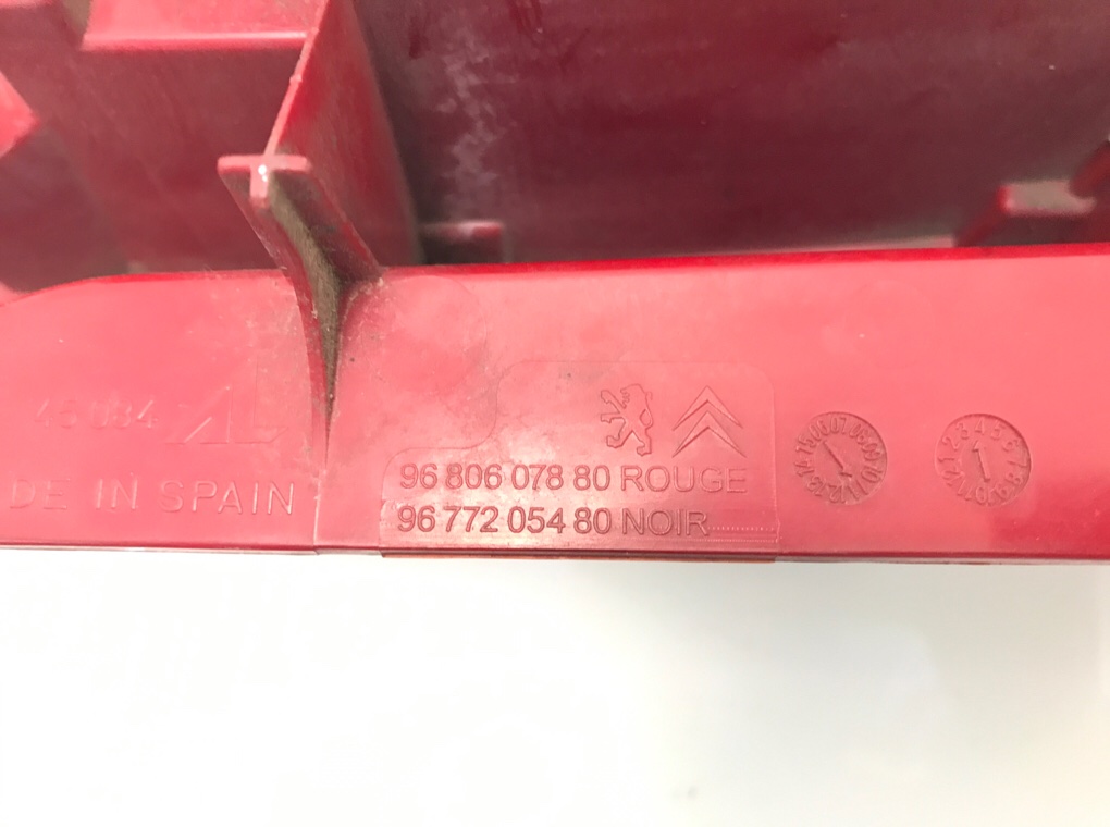 Фонарь задний правый бу для Peugeot Partner 2 1.6 HDi, 2011 г. Фонарь задний правый бу для Peugeot Partner 2 1.6 HDi, 2011 г.