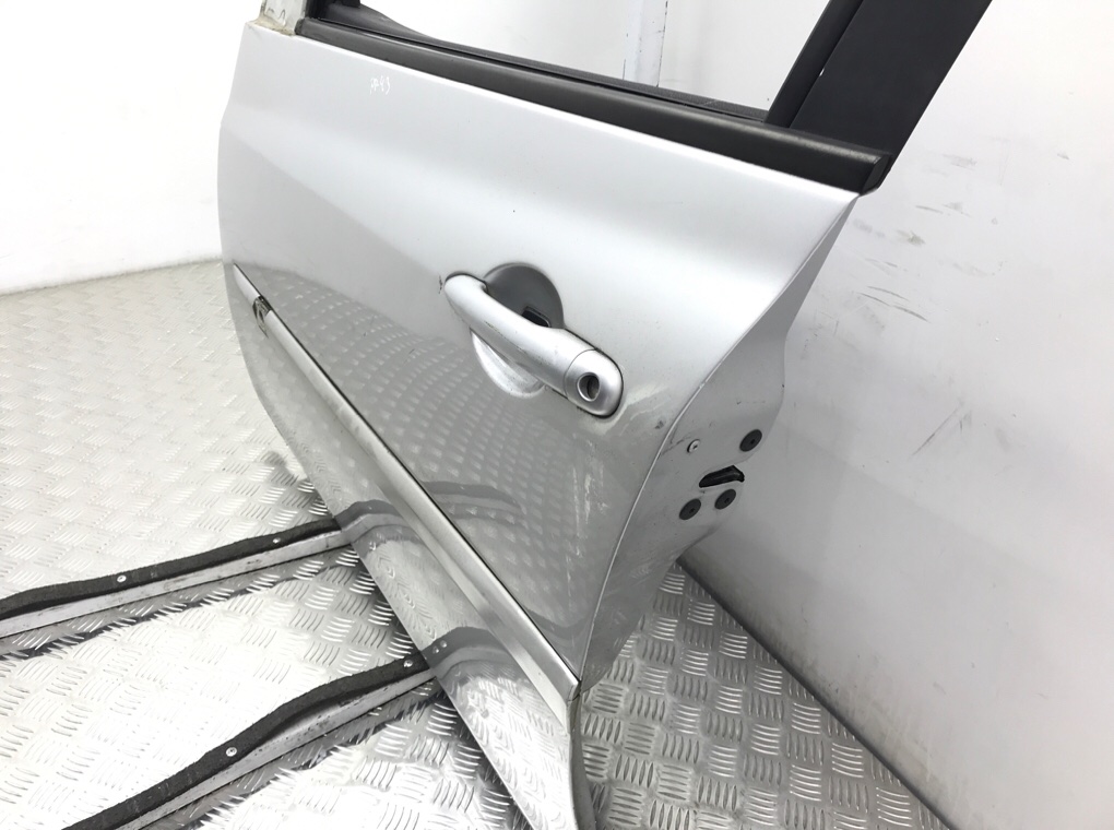 Дверь передняя левая бу для Renault Clio 3 1.2 i,  2010 г.