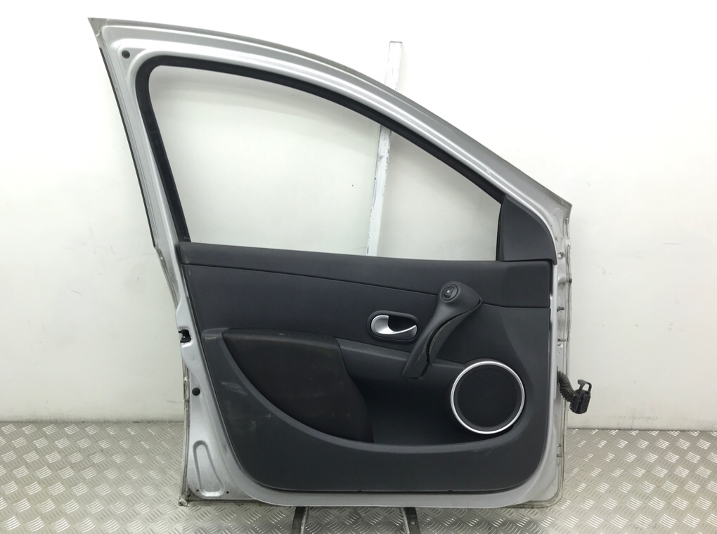 Дверь передняя левая бу для Renault Clio 3 1.2 i,  2010 г.