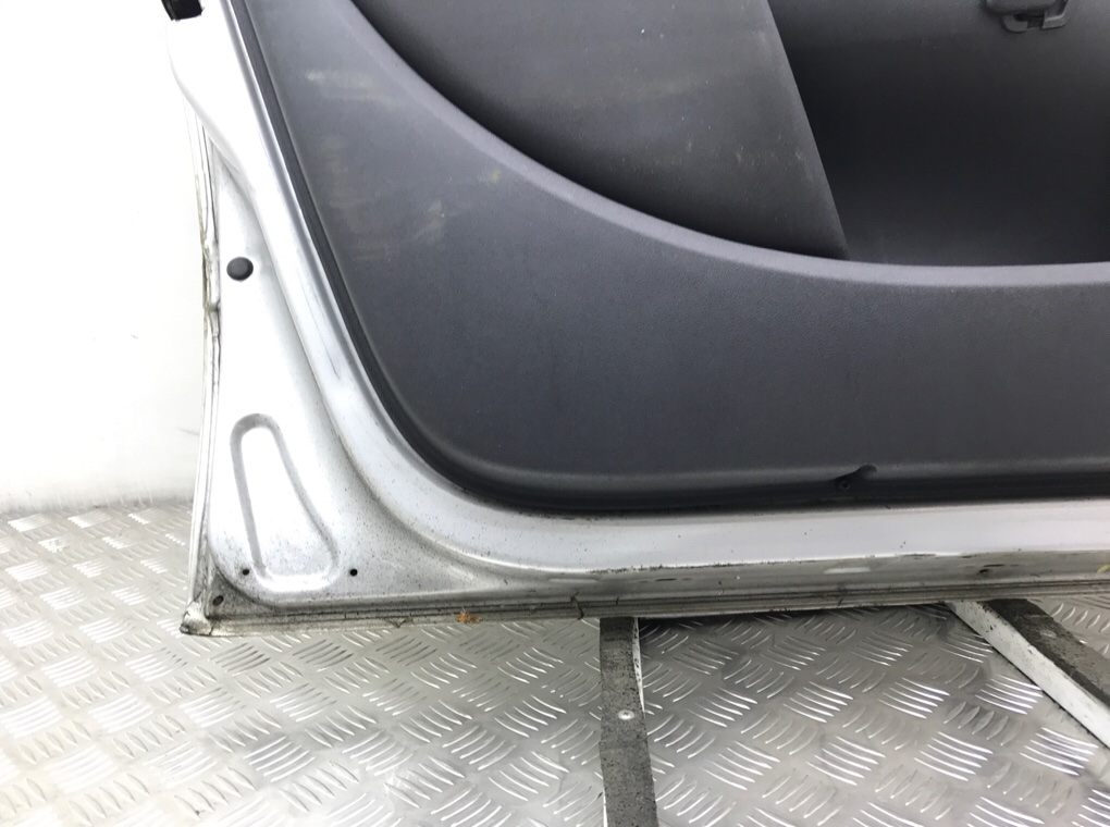 Дверь передняя левая бу для Renault Clio 3 1.2 i,  2010 г.