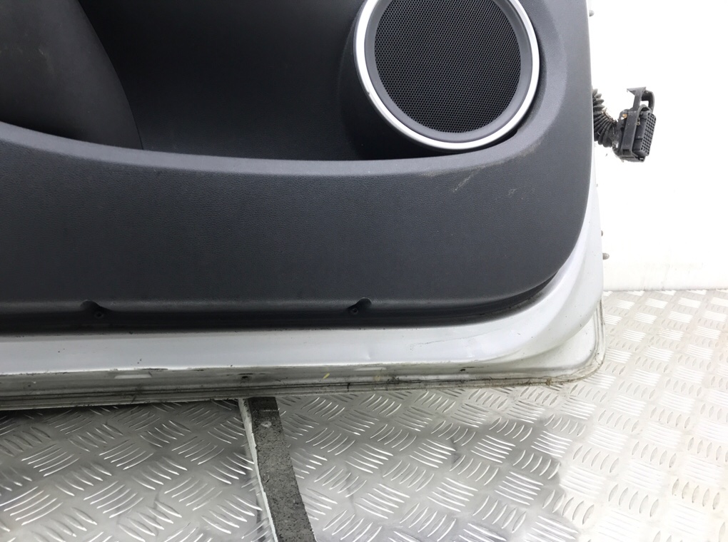 Дверь передняя левая бу для Renault Clio 3 1.2 i,  2010 г.