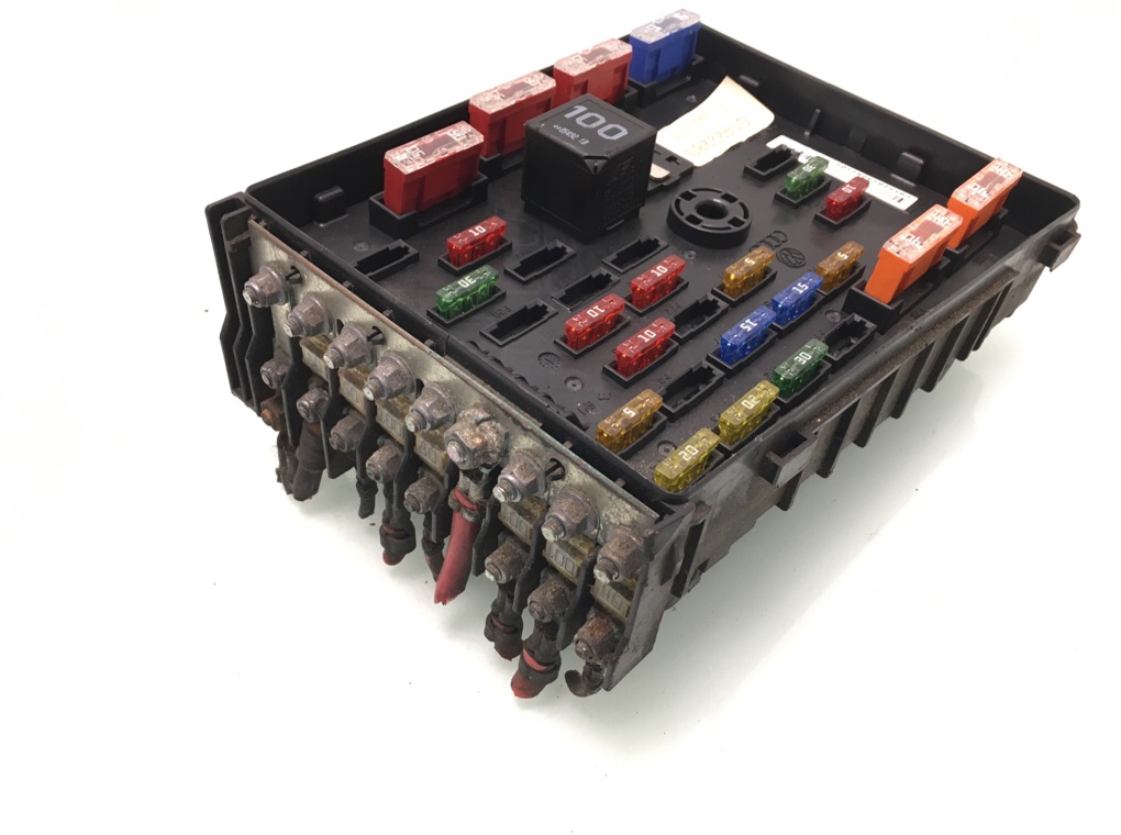 Блок предохранителей бу для Volkswagen Passat B6 2.0 TDi,  2006 г.