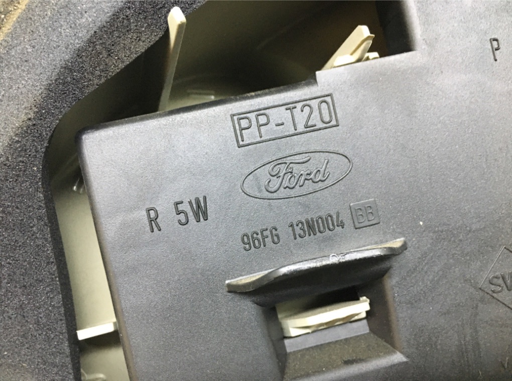 Фонарь задний левый бу для Ford Fiesta 4 1.3 i, 2001 г. Фонарь задний левый бу для Ford Fiesta 4 1.3 i, 2001 г.