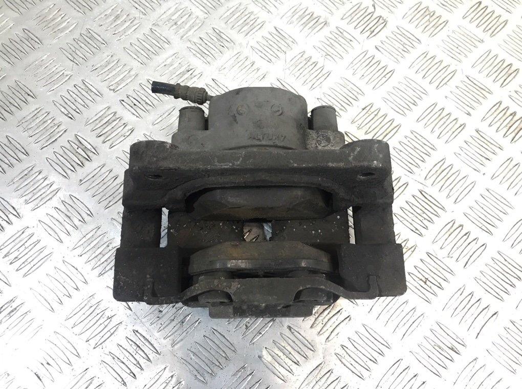 Суппорт передний правый бу для BMW 5 F10/F11/GT F07 2.0 D, 2010 г.