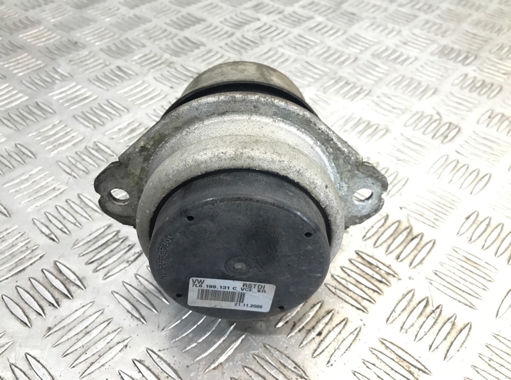 Подушка крепления двигателя бу для Volkswagen Touareg  2.5 TDi,  2007 г.