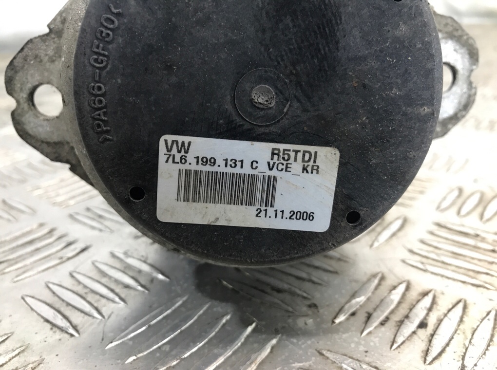 Подушка крепления двигателя бу для Volkswagen Touareg  2.5 TDi,  2007 г.