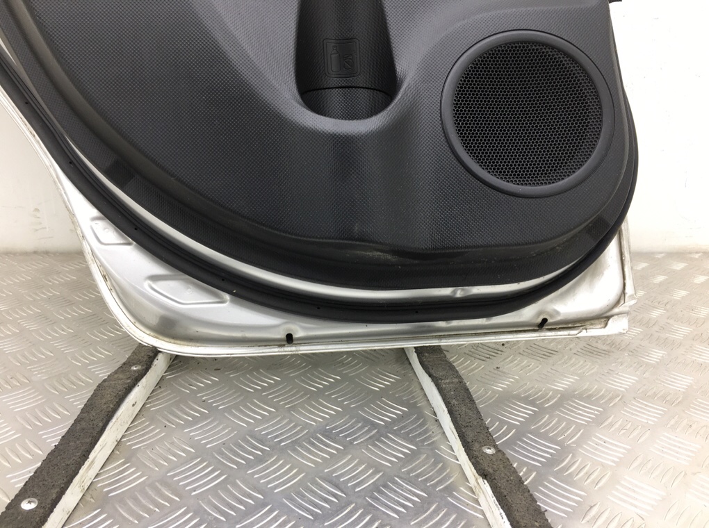 Дверь задняя левая бу для Toyota Urban Cruiser  1.4 D-4D,  2010 г.