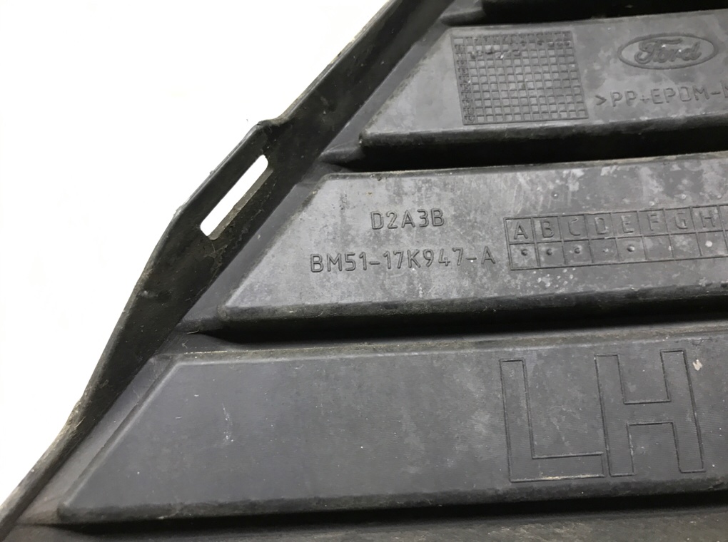 Заглушка (решетка) в бампер передний бу для Ford Focus 3 1.6 i, 2011 г. Заглушка (решетка) в бампер передний бу для Ford Focus 3 1.6 i, 2011 г.