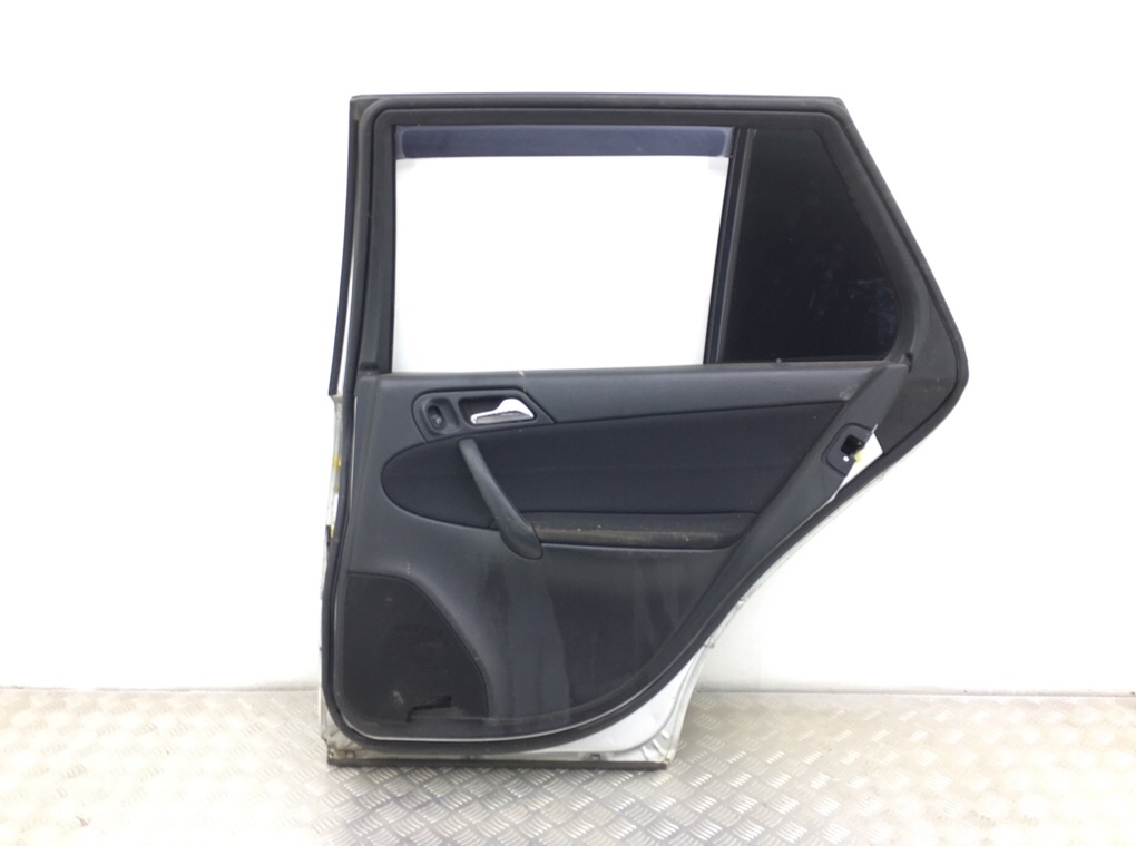 Дверь задняя правая бу для Mercedes C W203 2.2 CDi, 2004 г. Дверь задняя правая бу для Mercedes C W203 2.2 CDi, 2004 г.