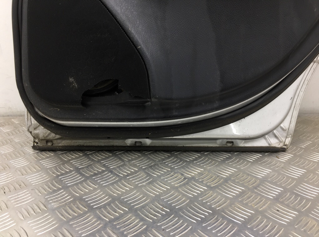 Дверь задняя правая бу для Mercedes C W203 2.2 CDi, 2004 г. Дверь задняя правая бу для Mercedes C W203 2.2 CDi, 2004 г.