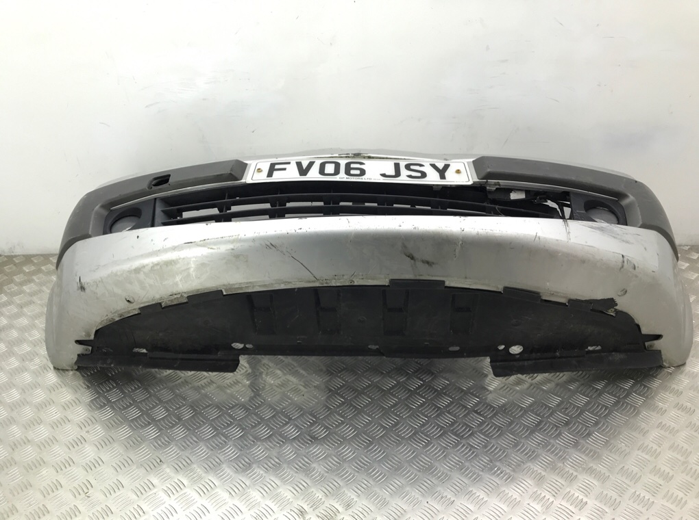 Бампер передний бу для Renault Megane 2 1.6 i,  2006 г.