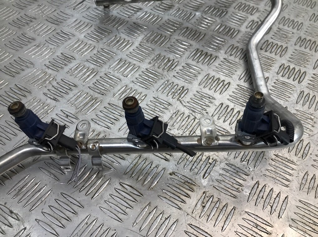 Топливная рампа бу для Mercedes C W203 3.2 i,  2002 г.