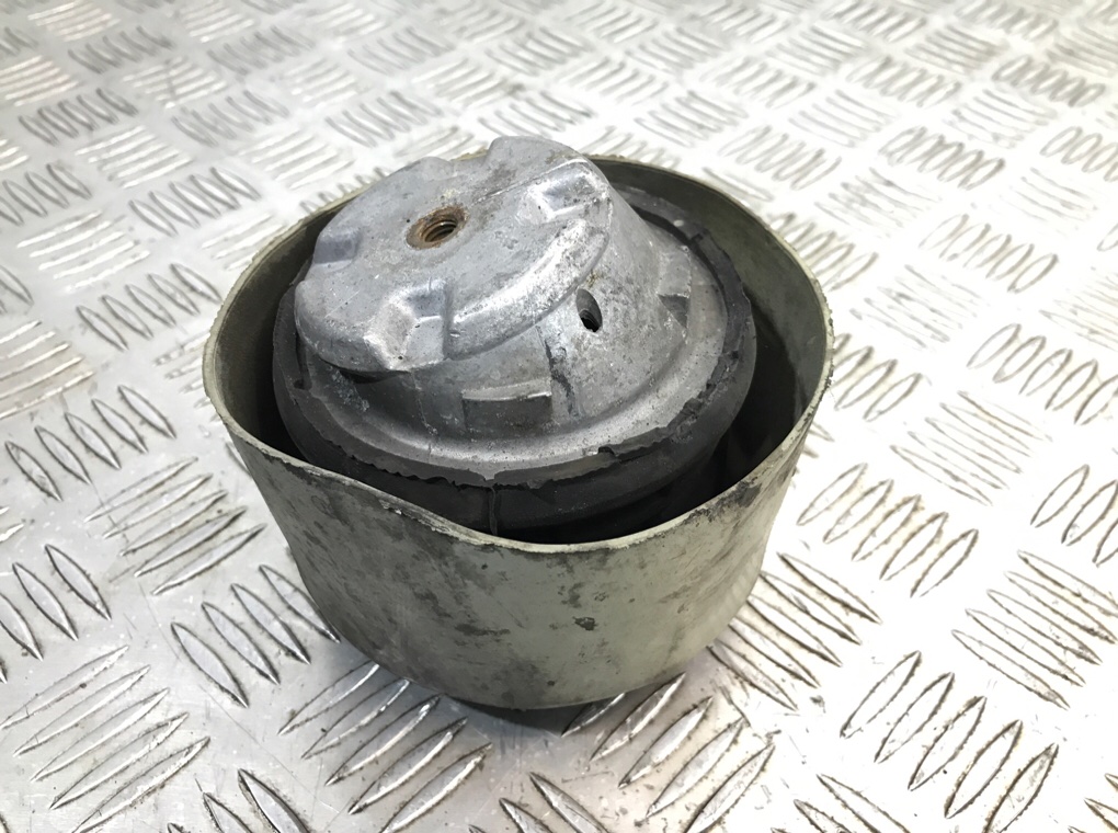 Подушка крепления двигателя бу для Mercedes C W203 3.2 i,  2002 г.