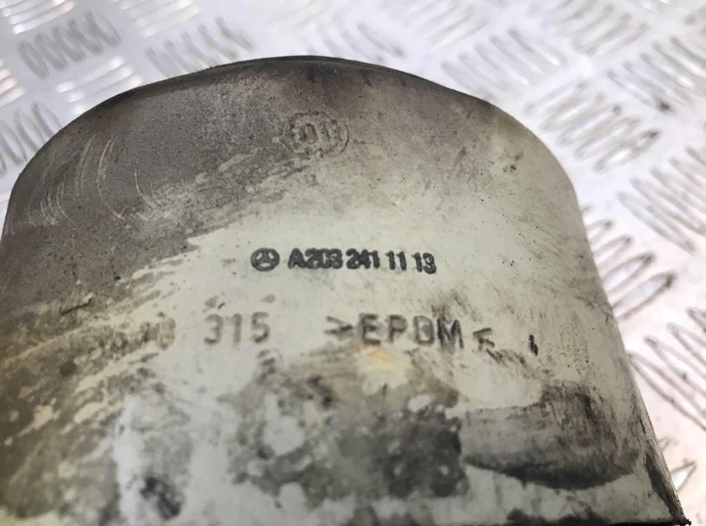 Подушка крепления двигателя бу для Mercedes C W203 3.2 i,  2002 г.